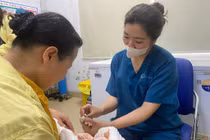 Bác sĩ mách cách tránh các bệnh tấn công trẻ khi vào hè