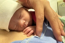 Hành trình kỳ diệu phi thường của bé gái 1100g từ trong bào thai