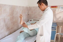 Thay khớp gối lần 2 cho cụ bà bị gãy và mất xương khớp nghiêm trọng