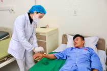 Tin “thần y” tiêm khớp thanh niên 35 tuổi đau đớn nhập viện cấp cứu