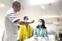 Nữ sinh 14 tuổi suýt mù mắt vì theo mạng xã hội tự tiêm filler nhà