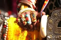 Kinh ngạc bộ tộc giàu có luôn dát đầy vàng ngọc lên người 