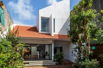 Ngôi nhà mái ngói ở Quảng Ngãi đẹp long lanh trên báo nước ngoài