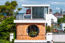 Thiết kế cửa sổ lạ, nhà Lâm Đồng đẹp “nghiêng ngả” trên báo ngoại