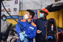 Giá xăng giảm mạnh hơn 1.000 đồng mỗi lít 