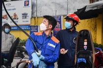 Giá xăng giảm mạnh hơn 1.000 đồng mỗi lít 