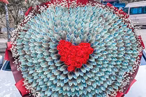 Bó hoa tiền trăm triệu độc lạ “ngóng” đại gia ngày Valentine