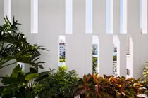 Khoe mặt tiền khe rỗng độc đáo, nhà mặt phố Sài Gòn nổi bần bật 