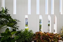 Khoe mặt tiền khe rỗng độc đáo, nhà mặt phố Sài Gòn nổi bần bật 