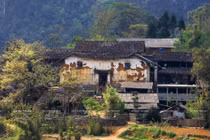 Nhà cổ trăm tuổi dáng chim đại bàng ở Hà Giang