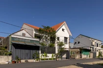 Ngôi nhà ngói đỏ đẹp ngỡ ngàng trên báo ngoại