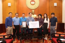 VUSTA trao tiền ủng hộ đồng bào bị thiệt hại do bão số 3