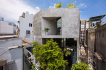 Bị “vây” tứ phía, nhà giữa phố vẫn thoáng sáng mọi góc nhờ chi tiết này