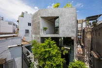 Bị “vây” tứ phía, nhà giữa phố vẫn thoáng sáng mọi góc nhờ chi tiết này