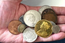 Mở hộp đồ chơi bố tặng, bé 4 tuổi sở hữu kho báu 8 tỷ 