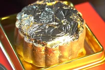 Bóc giá những chiếc bánh trung thu dát vàng gây sốt