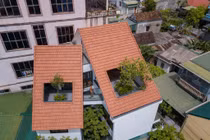 Cực độc thiết kế nhà phố ngói đỏ đan xen khoảng vườn xanh mát