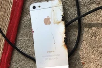 Học sinh tử vong do nằm đè lên điện thoại đang sạc