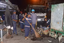 Những người làm đẹp phố phường đêm 30 Tết