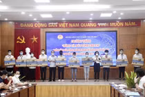 Lãnh đạo Sở GD&ĐT Hà Nội trao quà cho các học sinh có hoàn cảnh khó khăn.