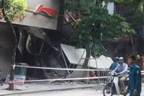 Giải cứu một người mắc kẹt trong ngôi nhà sập ở 56 Hàng Bông