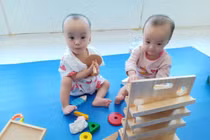 Ca tách dính Song Nhi hai tháng tới sẽ đứng vững và tập đi!