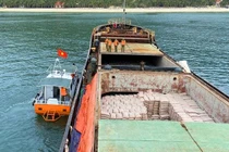 Cán bộ, chiến sĩ Đồn biên phòng tiếp cận tàu bị nạn.