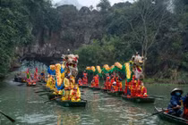 Khai hội chùa Bái Đính: Hàng ngàn du khách đội mưa vãn cảnh