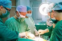 Cứu chữa cho cụ bà 100 tuổi gãy liên mấu chuyển xương đùi