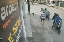 Nam thanh niên thản nhiên dùng súng chích điện vào con chó trên đường Nguyễn Thị Phải.