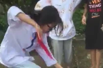 Nữ sinh Thanh Hóa bị "đánh hội đồng", không ai can ngăn