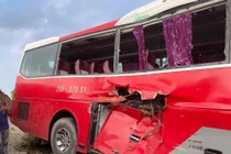 Hà Nội: Ô tô đưa đón va chạm với tàu hỏa, 6 học sinh nhập viện