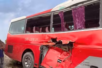 Hà Nội: Ô tô đưa đón va chạm với tàu hỏa, 6 học sinh nhập viện