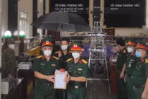 Tro cốt nạn nhân Covid-19 ở miền Trung được Bộ Tư lệnh TPHCM bàn giao cho đoàn công tác thuộc Quân khu 5.