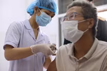 Bắt đầu tiêm vắc xin Nanocovax cho 12.000 tình nguyện viên