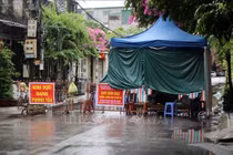 Khu vực phong tỏa tại đường Lê Vãn, thành phố Thanh Hóa, tỉnh Thanh Hóa. Ảnh: Nguyễn Nam/TTXVN