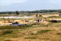 Các mỏ cát vật liệu xây dựng thông thường trên hạ lưu sông Ba do các doanh nghiệp khai thác không thông qua đấu thầu. Ảnh tư liệu: Thế Lập/TTXVN