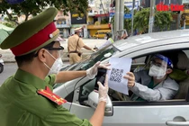 CSGT kiểm tra giấy tờ người dân lưu thông qua chốt kiểm soát dịch COVID-19 trên địa bàn Quận 3.