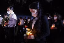 Các đại biểu dành phút mặc niệm những người đã qua đời vì Covid-19.