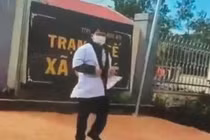 Lý do nhân viên y tế "yêu màu áo blouse trắng" lại xé áo trước cổng cơ quan