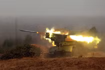 Binh sĩ Ukraine rút khỏi Lisichansk, phương Tây viện trợ thêm pháo Đức cho Kyiv