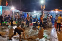 NÓNG: Giữa cao điểm chống dịch, hàng trăm người tụ tập bên ngoài chợ cá lớn nhất Hà Nội