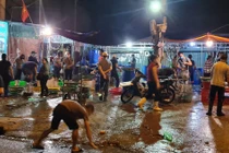 NÓNG: Giữa cao điểm chống dịch, hàng trăm người tụ tập bên ngoài chợ cá lớn nhất Hà Nội