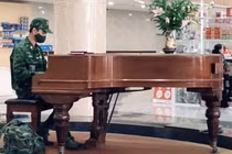 "Anh bộ đội" chơi piano giữa bệnh viện gây sốt mạng xã hội