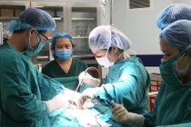 Cùng lúc cắt 2 khối u khổng lồ 