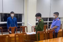 Công an huyện Văn Yên tống đạt các quyết định khởi tố bị can và ra lệnh bắt tạm giam, thời hạn 4 tháng đối với bị can Nguyễn Văn Hưng.