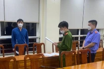 Công an huyện Văn Yên tống đạt các quyết định khởi tố bị can và ra lệnh bắt tạm giam, thời hạn 4 tháng đối với bị can Nguyễn Văn Hưng.