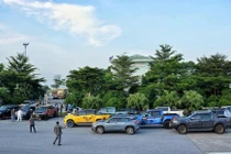 Chung tay đẩy lùi khó khăn từ Covid-19, hàng chục chủ xe bán tải “thức khuya dậy sớm” vận chuyển nhu yếu phẩm