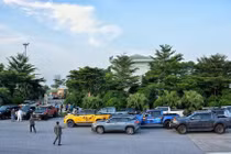 Chung tay đẩy lùi khó khăn từ Covid-19, hàng chục chủ xe bán tải “thức khuya dậy sớm” vận chuyển nhu yếu phẩm