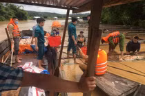 Các lực lượng chức năng giúp đỡ người dân.